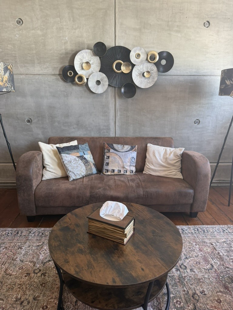 Sofa im Gesprächsraum der Praxis